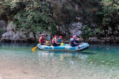 Macera takım Voidomati soğuk sularda rafting yapıyor