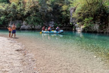 Macera takım Voidomati soğuk sularda rafting yapıyor