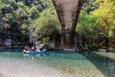 Macera takım Voidomati soğuk sularda rafting yapıyor