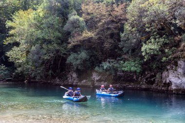 Macera takım Voidomati soğuk sularda rafting yapıyor