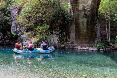 Macera takım Voidomati soğuk sularda rafting yapıyor