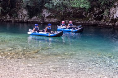 Macera takım Voidomati soğuk sularda rafting yapıyor