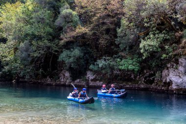 Macera takım Voidomati soğuk sularda rafting yapıyor