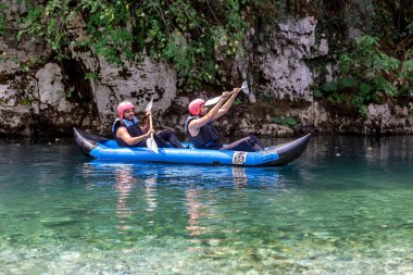 Macera takım Voidomati soğuk sularda rafting yapıyor