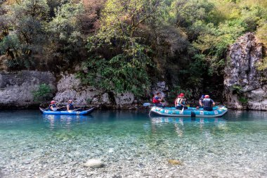 Macera takım Voidomati soğuk sularda rafting yapıyor