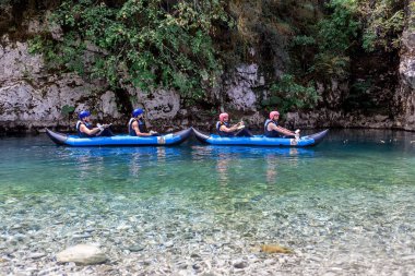 Macera takım Voidomati soğuk sularda rafting yapıyor