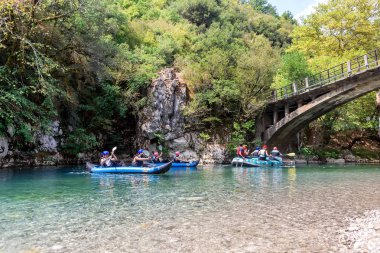 Macera takım Voidomati soğuk sularda rafting yapıyor