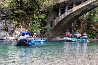Macera takım Voidomati soğuk sularda rafting yapıyor