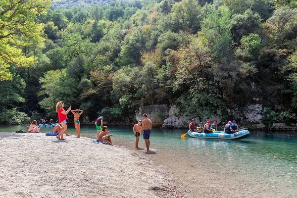 Dobrodružství tým dělá, rafting na studené vody Voidomati — Stock fotografie