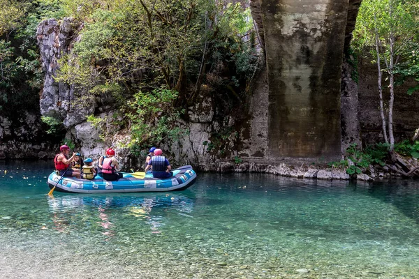 Équipe d'aventure faisant du rafting sur les eaux froides de la Voidomati — Photo