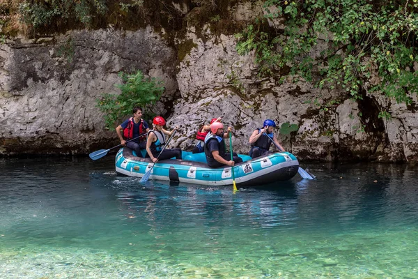 Περιπέτεια ομάδα να κάνει ράφτινγκ στα κρύα νερά του το Βοϊδομάτη — Φωτογραφία Αρχείου