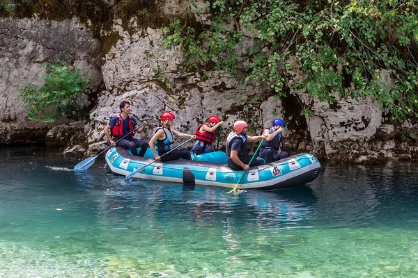 Adventure team doing rafting on the cold waters of the Voidomati — Stock Photo, Image
