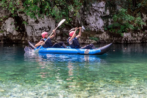 Adventure team robi, rafting na zimnych wodach Voidomati — Zdjęcie stockowe