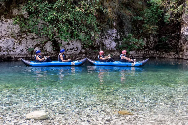 Macera takım Voidomati soğuk sularda rafting yapıyor