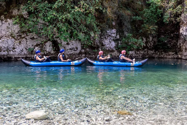 Team di avventura che fa rafting sulle fredde acque del Voidomati — Foto Stock