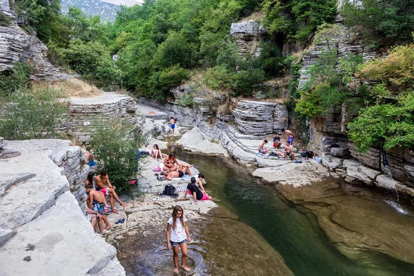 La gente nada en pequeños lagos naturales en las rocas — Foto de Stock