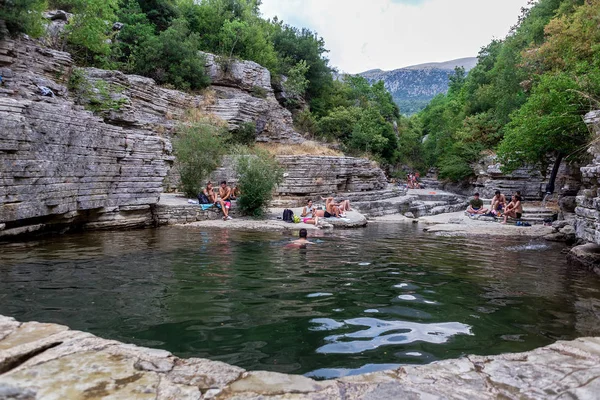 La gente nada en pequeños lagos naturales en las rocas — Foto de Stock