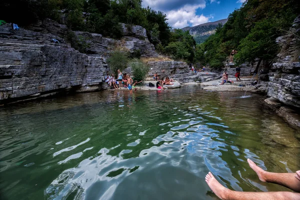 Folk svømmer i naturlige små innsjøer i fjellet – stockfoto