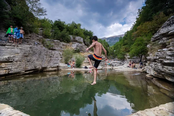 Lidé plavat v přírodních jezírek ve skalách — Stock fotografie