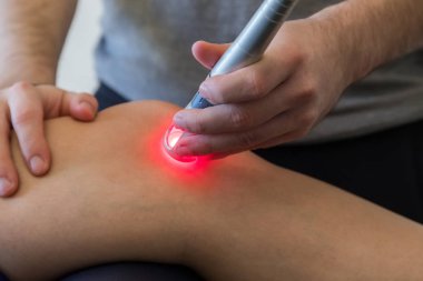 Lazer tedavisi ağrı tedavisinde kullanılan bir diz. seçici odak
