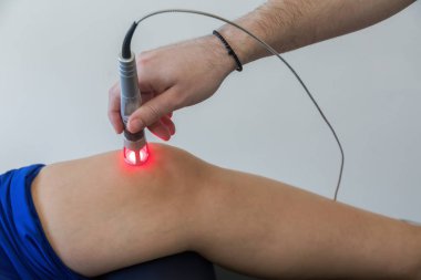 Lazer tedavisi ağrı tedavisinde kullanılan bir diz. seçici odak