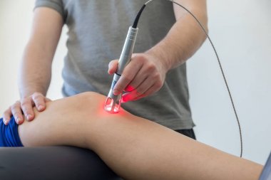Lazer tedavisi ağrı tedavisinde kullanılan bir diz. seçici odak