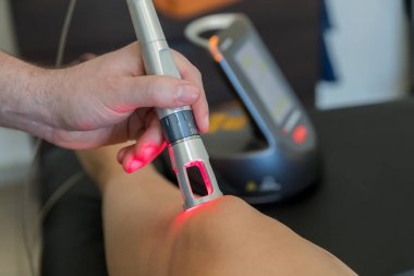 Lazer tedavisi ağrı tedavisinde kullanılan bir diz. seçici odak