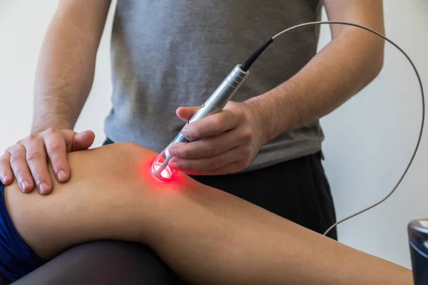 Lasertherapie am Knie zur Behandlung von Schmerzen. Selektiver Fokus — Stockfoto