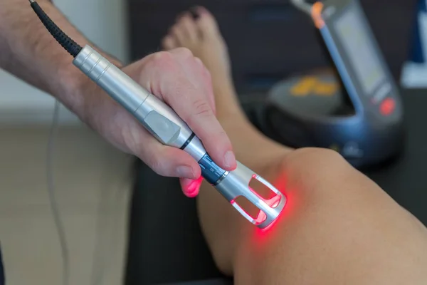 Laser behandling på ett knä som används för att behandla smärta. selektivt fokus — Stockfoto