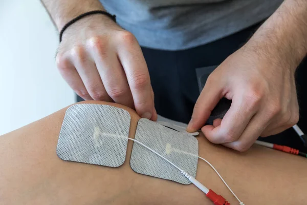 Elektroniska terapi på knä som används för att behandla smärta. selektivt fokus — Stockfoto