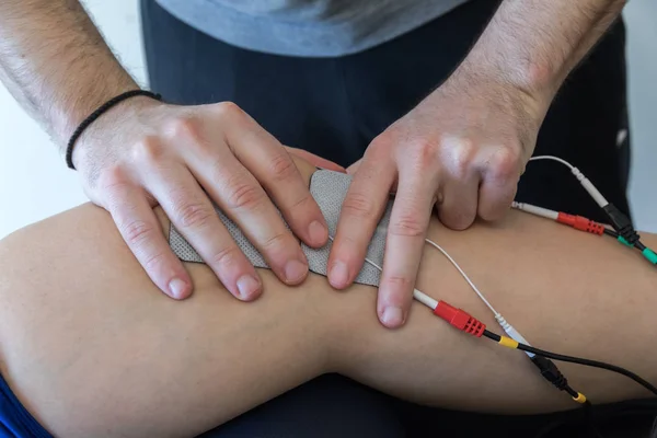 Terapia eletrônica no joelho usada para tratar a dor. foco seletivo — Fotografia de Stock