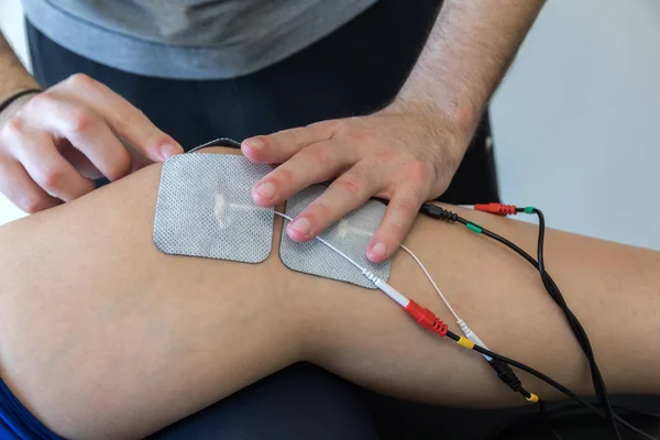 Elektroniska terapi på knä som används för att behandla smärta. selektivt fokus — Stockfoto