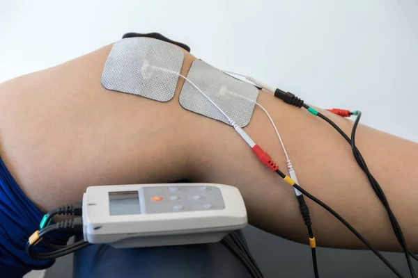 Terapia electrónica en la rodilla utilizada para tratar el dolor. enfoque selectivo — Foto de Stock