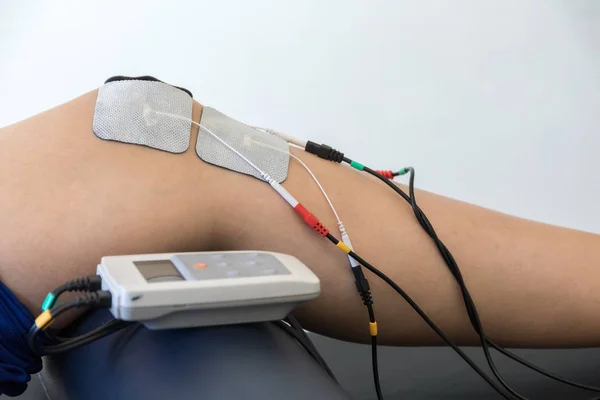 Elektronická terapie na koleno používané k léčbě bolesti. Selektivní fokus — Stock fotografie