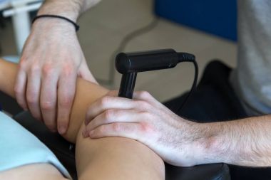 Tecar tedavisi (radyo frekansı taşıyıcı yapıyor fizyoterapist