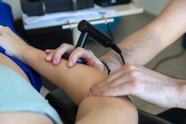 Tecar tedavisi (radyo frekansı taşıyıcı yapıyor fizyoterapist
