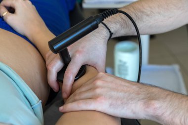 Tecar tedavisi (radyo frekansı taşıyıcı yapıyor fizyoterapist