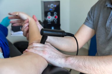 Tecar tedavisi (radyo frekansı taşıyıcı yapıyor fizyoterapist