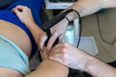 Tecar tedavisi (radyo frekansı taşıyıcı yapıyor fizyoterapist