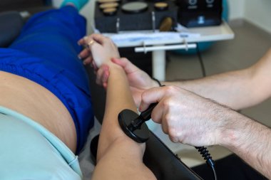 Tecar tedavisi (radyo frekansı taşıyıcı yapıyor fizyoterapist
