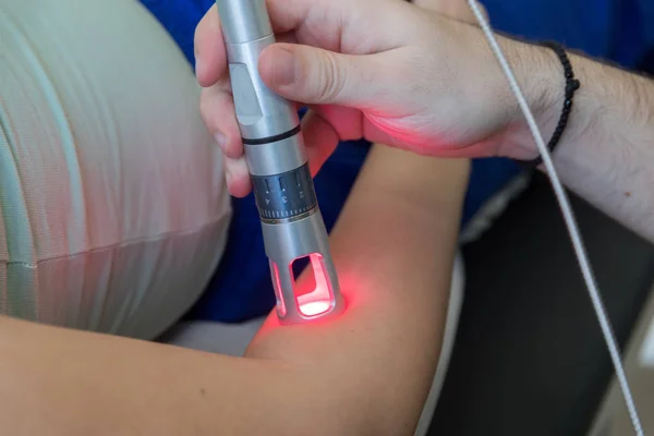 Laser terapia na mão usado para tratar a dor. foco seletivo — Fotografia de Stock