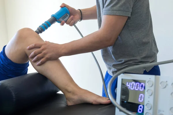 Physikalische Knie- und Fußtherapie mit Stoßwelle — Stockfoto