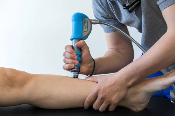 Physical therapy of the knee and the foot with shock wave — Stock Photo, Image