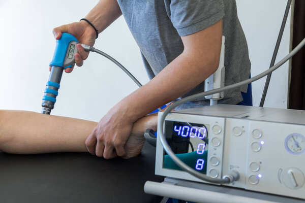 physical therapy of the knee and the foot with shock wave