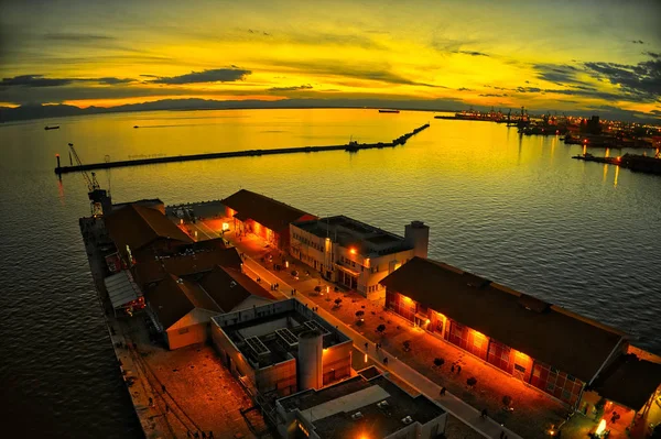 Έκρηξη χρωμάτων από το ηλιοβασίλεμα πάνω από το λιμάνι της πόλης — Φωτογραφία Αρχείου