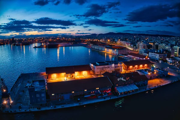 Flygfoto över hamnen och staden Thessaloniki nattetid, Grekland. — Stockfoto