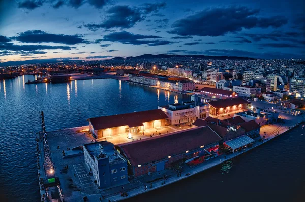 Vista aérea do porto e da cidade Thessaloniki à noite, Grécia . — Fotografia de Stock