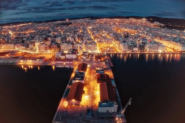 Flygfoto över hamnen och staden Thessaloniki nattetid, Grekland. — Stockfoto
