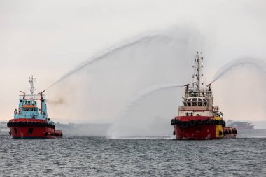 Yangın gemiler atar su sırasında üzerinde bir exer yangın söndürür