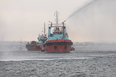 Yangın gemiler atar su sırasında üzerinde bir exer yangın söndürür